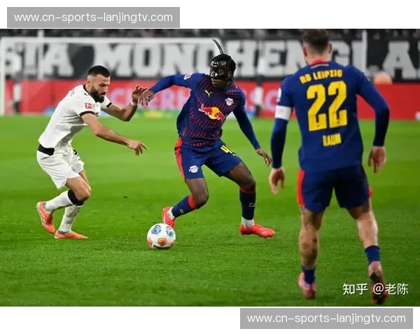 埃斯托里尔边后卫插上助攻，与边锋形成叠位配合冲击肋部